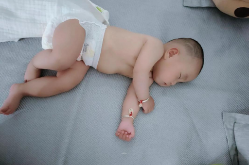 毕节宝宝脚心出汗怎么回事